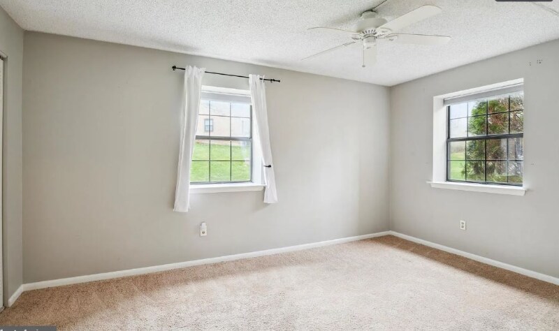 Building Photo - 3005 Valley Dr