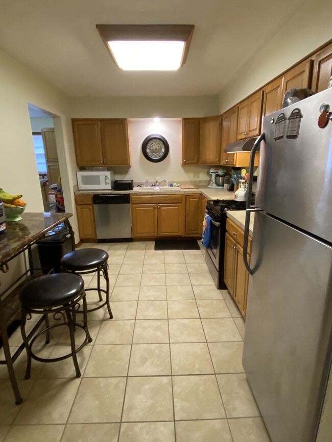 Full kitchen - 1145 E Walnut St