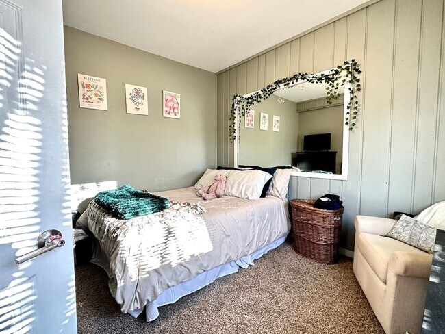 Building Photo - AVAILABLE JUNE - Updated 4 Bed 1 Bath