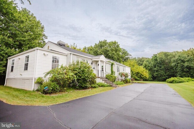 Building Photo - 2177 Chain Bridge Rd