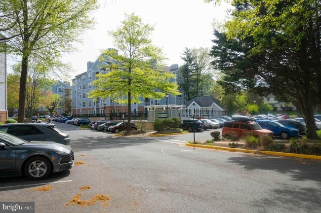 Building Photo - 3176 Summit Square Dr