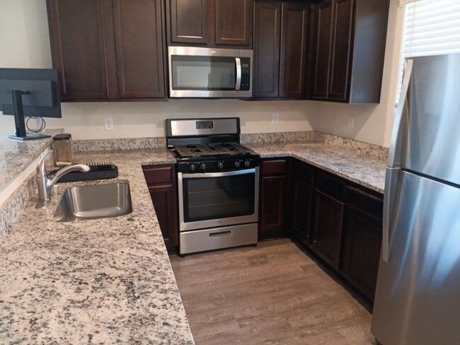 Building Photo - 1528 Domino Dr SE