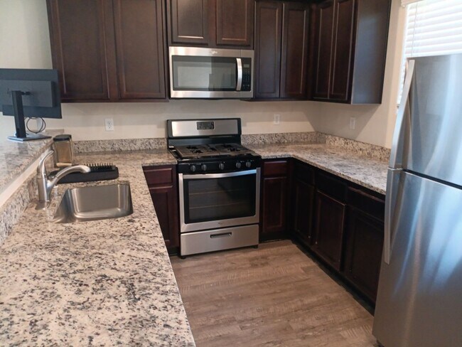 Building Photo - 3 Bedroom, 2.5 Bathroom Home! Schedule a Showing!