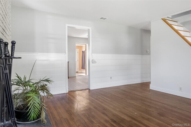 Building Photo - 13 Strack Rd