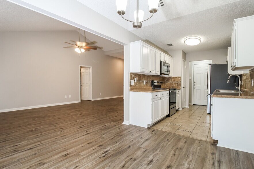 Building Photo - 9004 Willoughby Ct