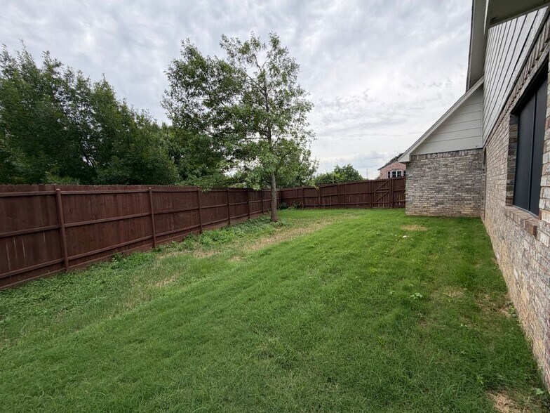 Building Photo - 3308 Meadowview Dr