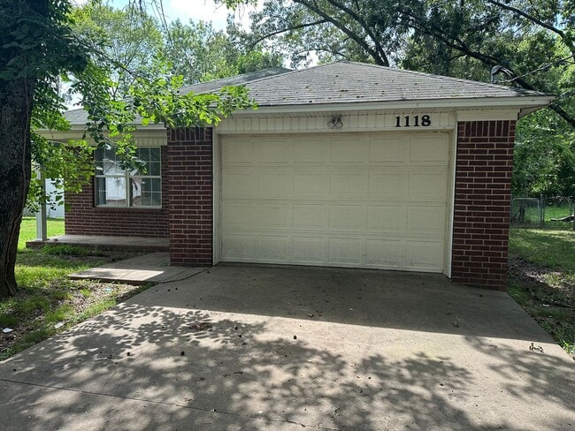 Building Photo - Welcome to this charming 3-bedroom, 2-bathroom home located in the heart of Russellville, AR.