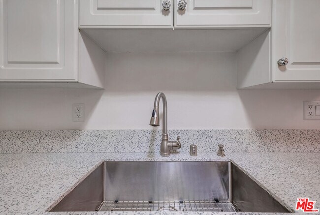 Building Photo - 2308 Schader Dr