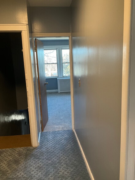 Apt hall - 4137 Boyd Ave