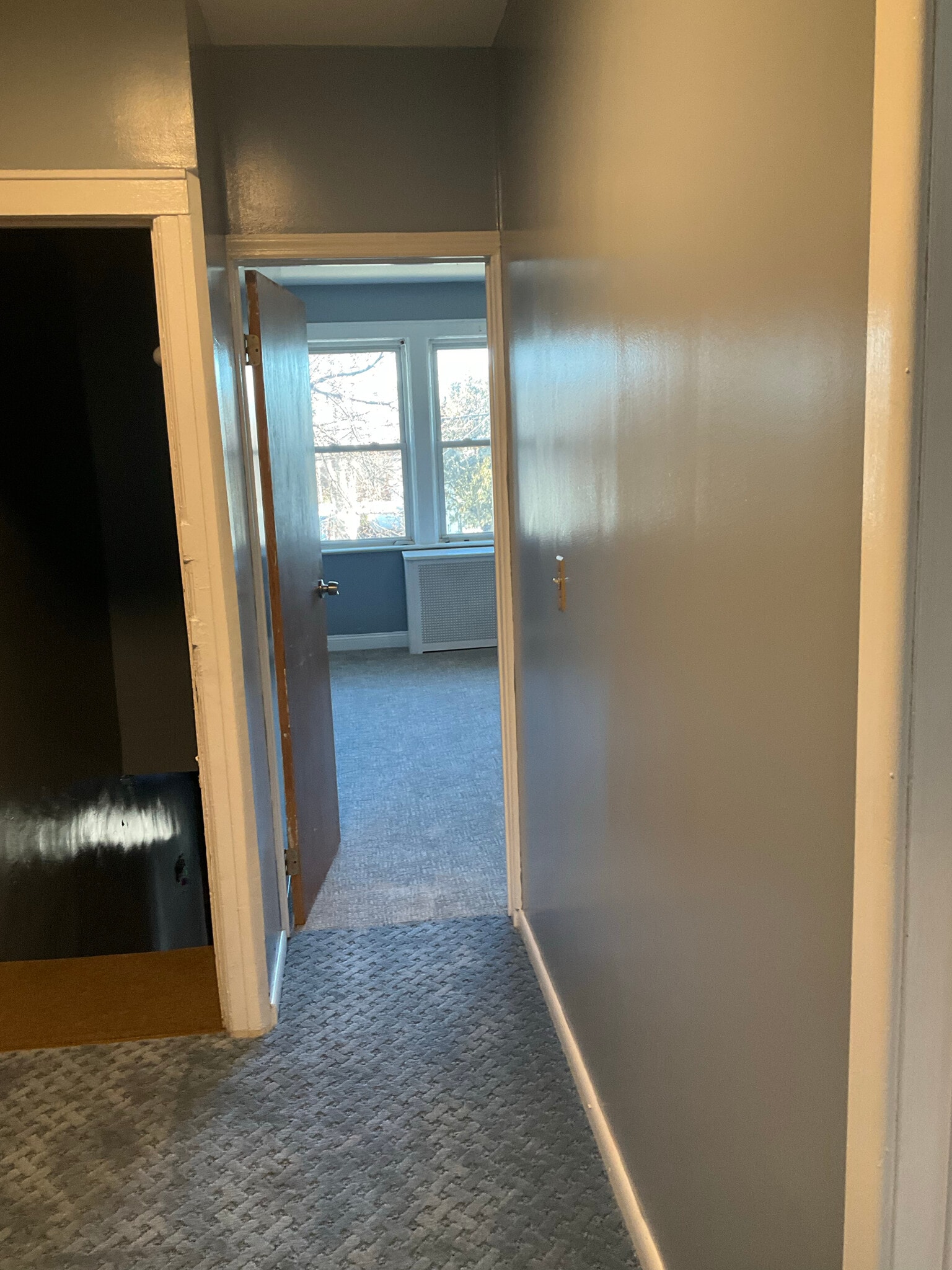 Apt hall - 4137 Boyd Ave