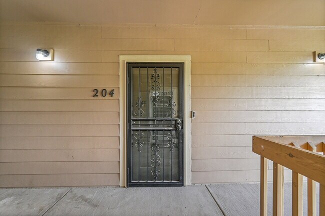 Building Photo - $1,825.00 - 2 Beds, 2 Baths, Condo in Thor...