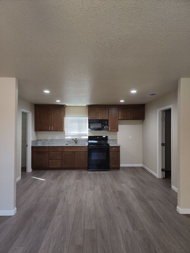 Building Photo - 2 Bedroom 1 Bath with Washer and Dryer Hook-ups