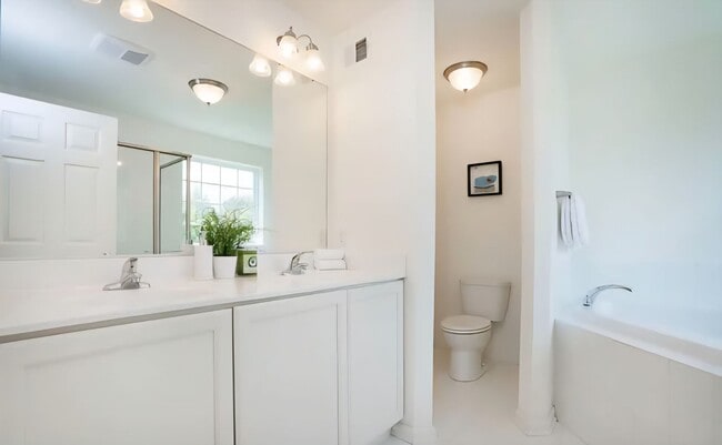 Building Photo - Spacious End-Unit Townhome for Rent in Mer...