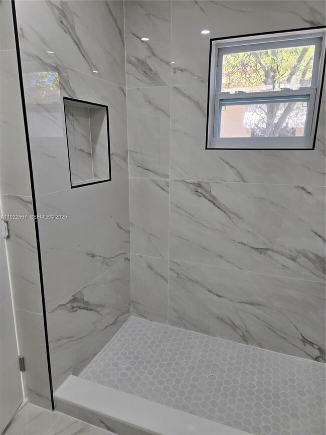 Building Photo - 987 NE 145th St