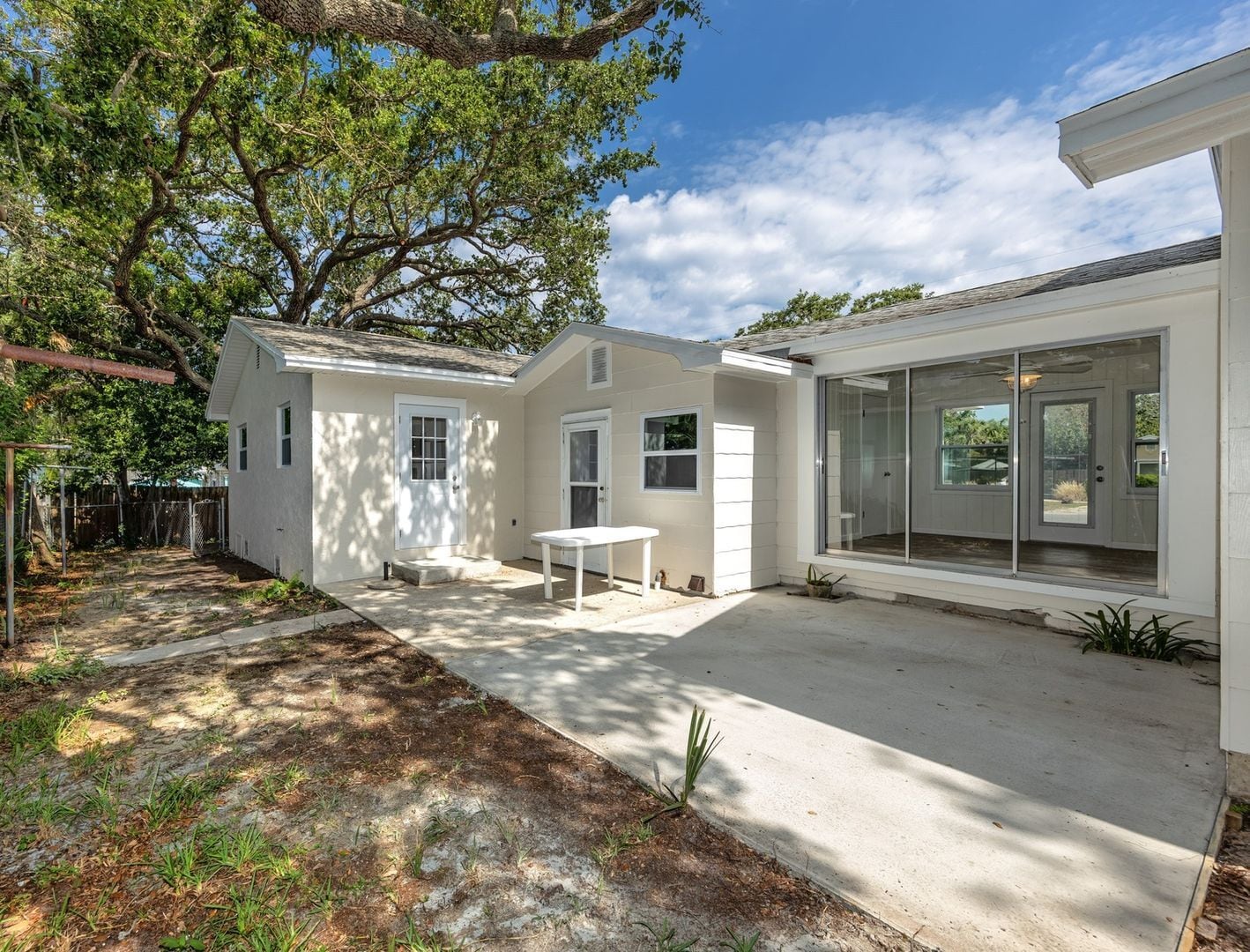 Building Photo - 14744 Sunset Dr