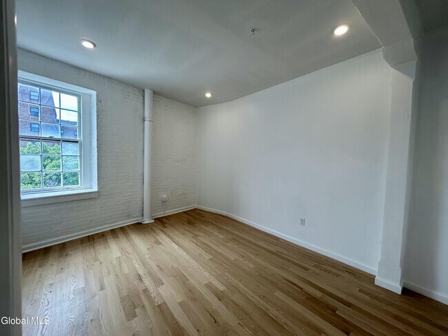 Building Photo - 155 River St