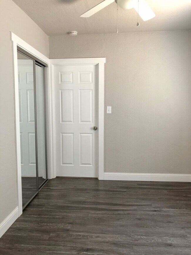 Building Photo - 1 Bedroom/1 Bath Cottage Near Downtown Redding