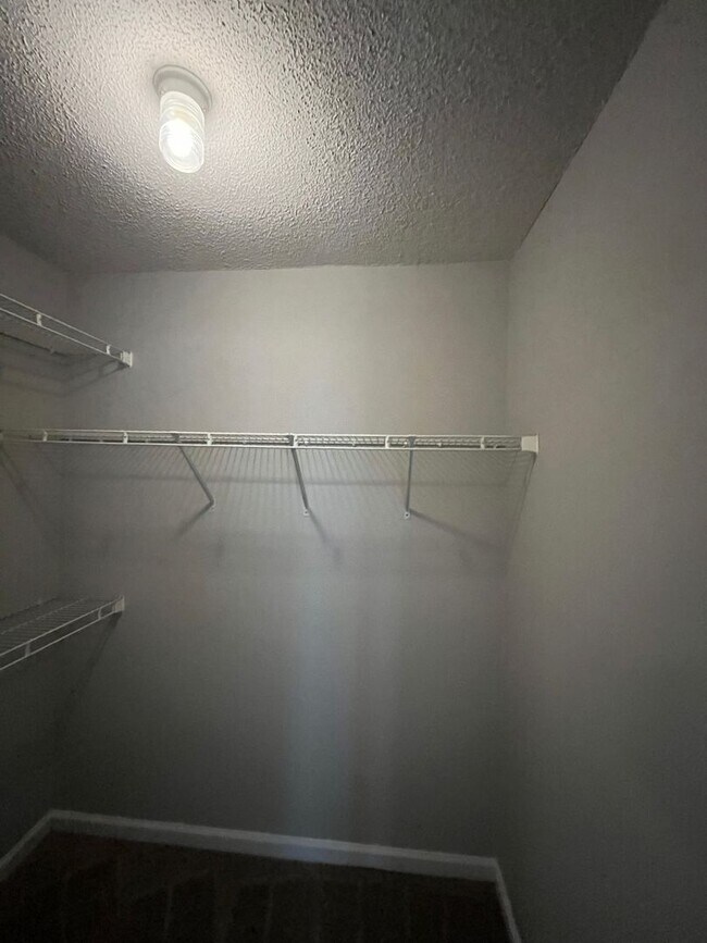 Building Photo - Off Hunter Rd! New Flooring and New Paint