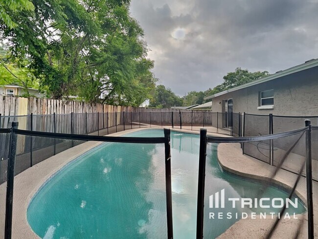 Building Photo - 111 Ravenway Dr