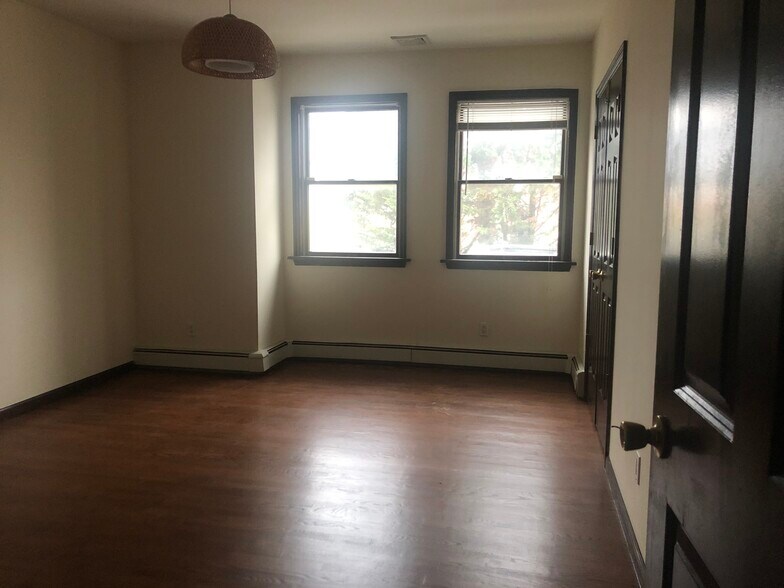 Large 3rd bedroom - 2870 Woods Ave