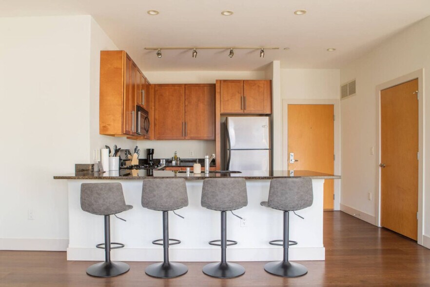 Building Photo - 1040 N Cass St