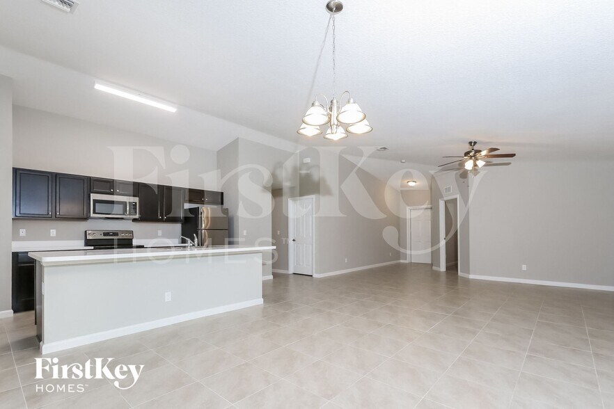 Building Photo - 713 SE Lansdowne Ave