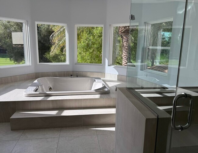 Master Bathroom, Jacuzzi, Golf Course Views - 3160 Bel Air Dr