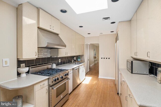 Building Photo - 5523 Uppingham St