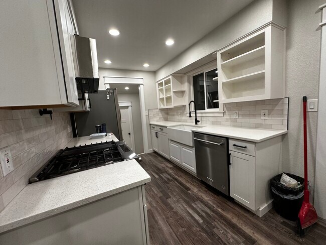 Building Photo - 340 SE 26th Ave