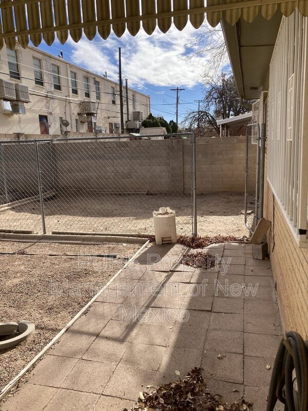 Building Photo - 712 Cagua Dr NE