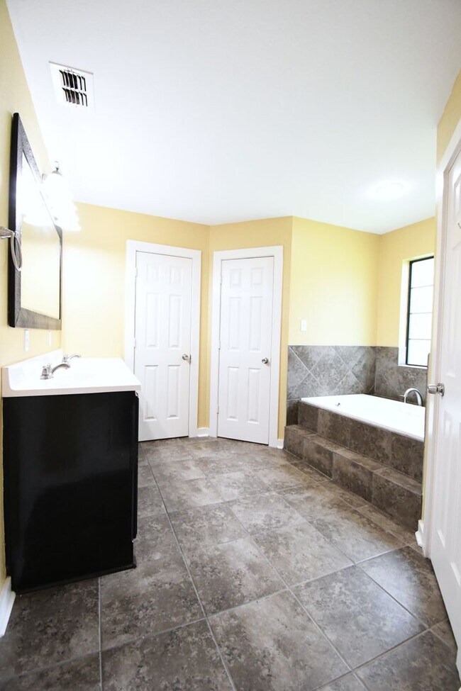 Building Photo - Lovely 4 Bedroom 2 Bath in Flint!
