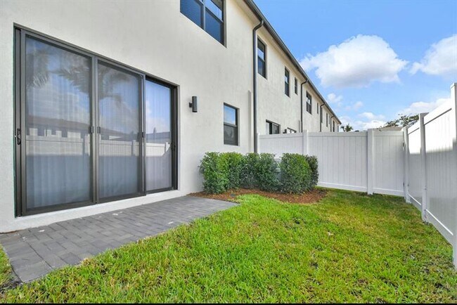 Building Photo - 702 Stellar Ct