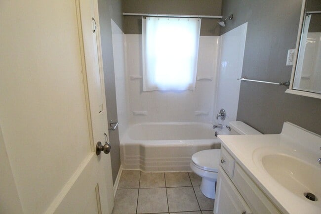 Building Photo - 2 Bedroom 1 Bath Home in Roeland Park
