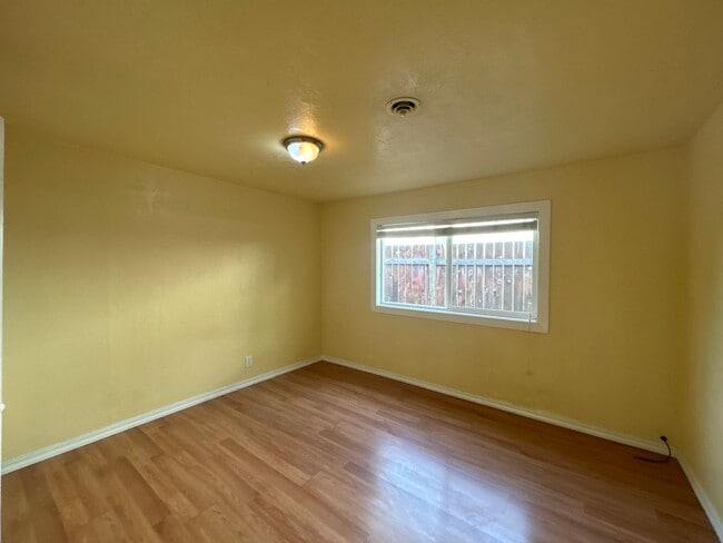 Building Photo - Downtown Redmond Charm 3 Bedroom / 1 Bath