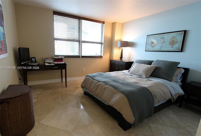 Building Photo - 1155 Brickell Bay Dr