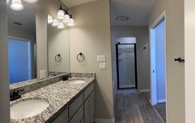 Building Photo - 2216 Amanda Ln