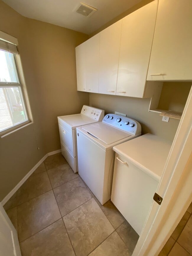 Building Photo - Beautiful one story 3 bed/2 bath home loca...