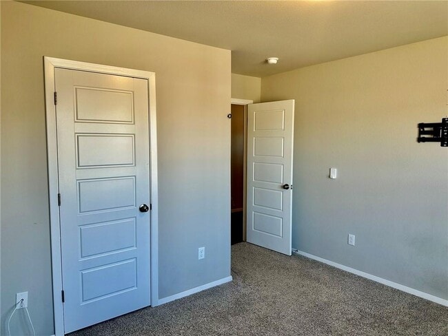 Building Photo - 920 Queen St