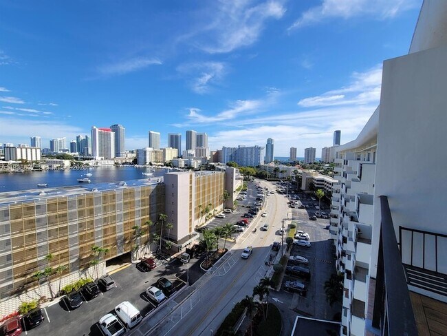 Building Photo - 401 Golden Isles Dr