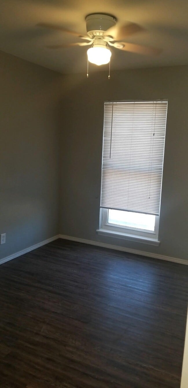 Building Photo - 3000 Wedgewood Dr