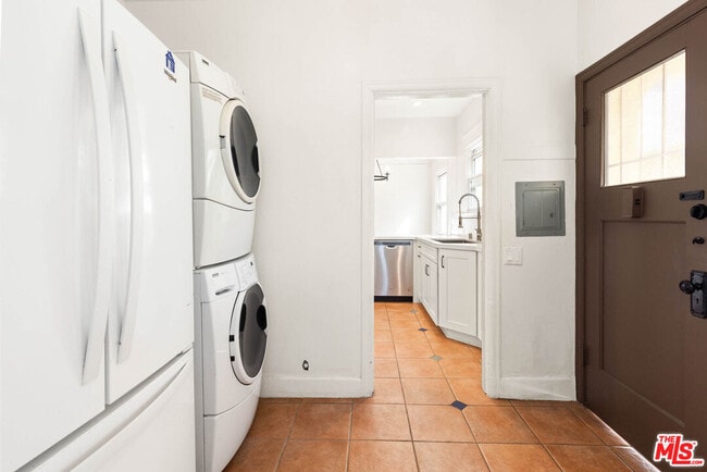 Building Photo - 6620 W 6th St