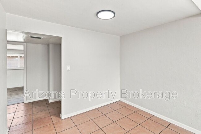 Building Photo - 3302 W Solano Dr S