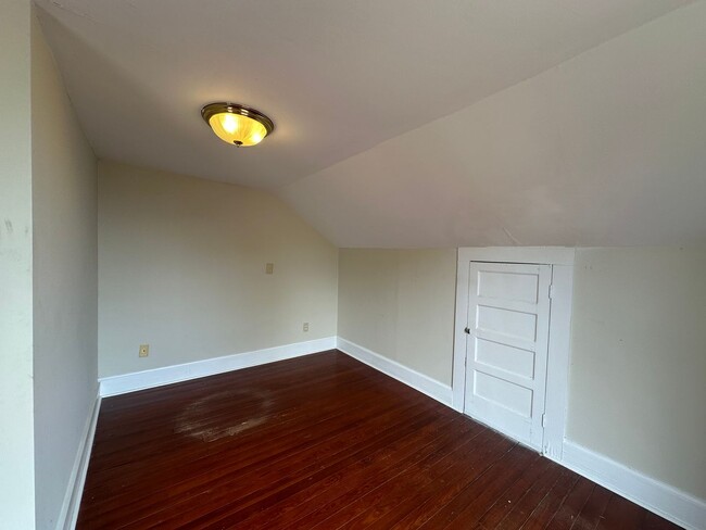 Building Photo - 2 Bed 1 Bath Apartment with Historic Charm