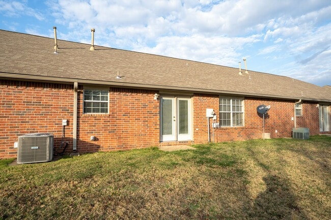 Building Photo - Cozy 2 bedroom 2 bathroom Townhome - Avail...