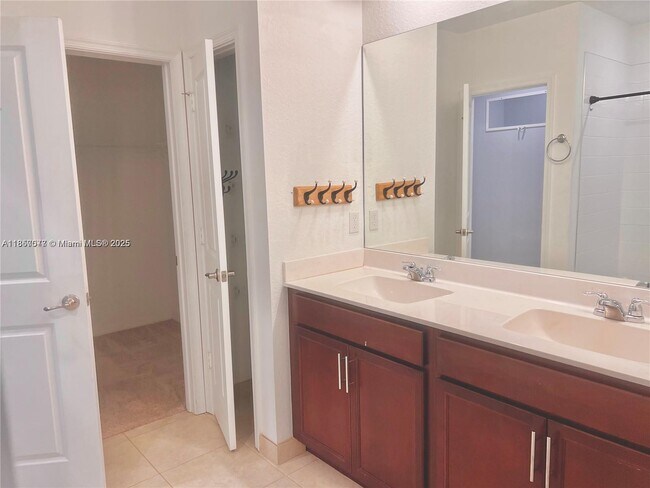 Building Photo - 982 SW Alcantarra Blvd