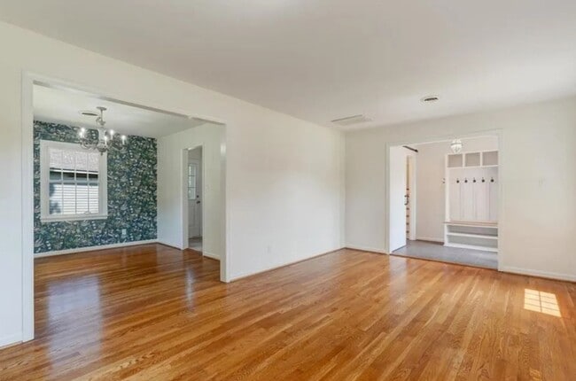 Building Photo - The Best of Both Worlds: Secluded Feel wit...