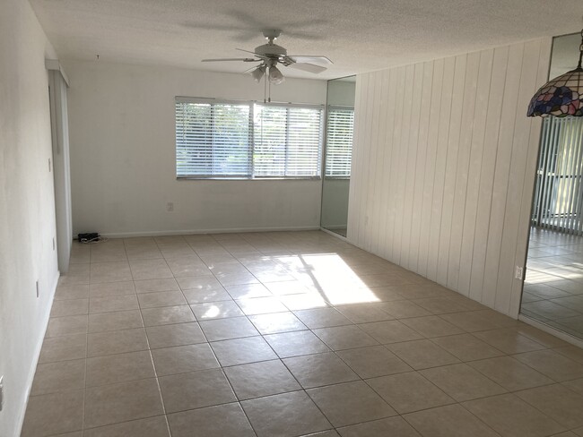 Living room - 824 SW 9th Street Cir