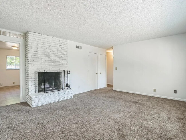 Building Photo - This is a charming 2 bedroom, 1 bathroom, 1 car garage duplex
