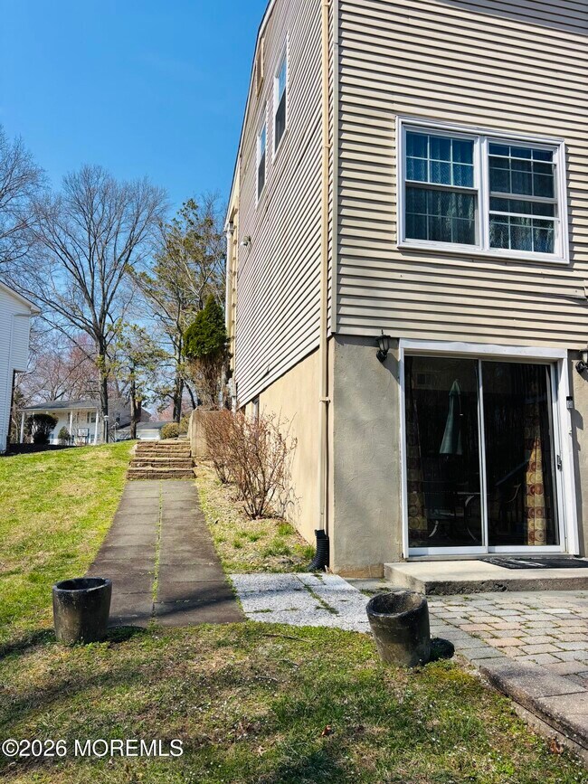 Building Photo - 32 Whitney Dr