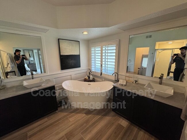 Building Photo - 289 Vista Royale Cir W